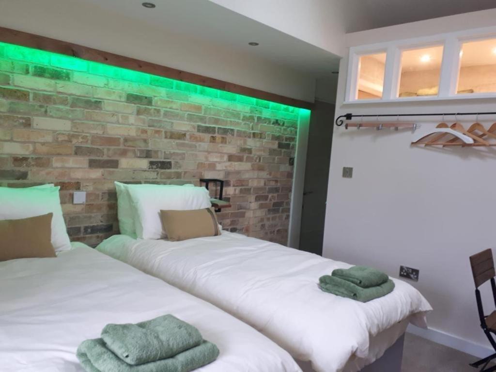 Top Tip Rooms Newmarket นิวมาร์เก็ต ภายนอก รูปภาพ